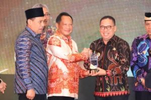 Makmur Marbun terima penghargaan