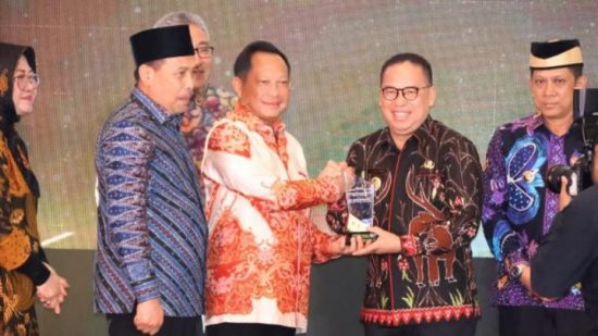 Makmur Marbun terima penghargaan