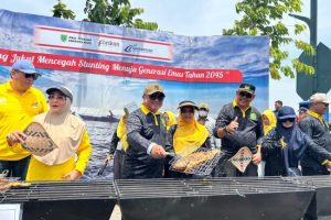Bupati Berau bakar ikan