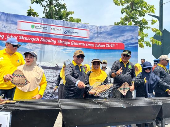 Bupati Berau bakar ikan