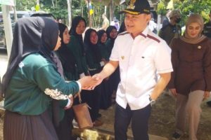 Fahmi Fadli salami warga