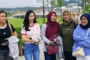 Warga yang berkujung ke IKN