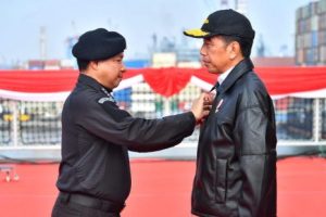 Jokowi terima brevet kehormatan TNI AL
