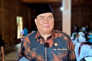 Bupati Kubar FX Yapan