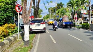Mobil Parkir Sembarangan