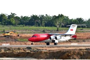 Pesawat Kepresidenan mendarat di Bandara Nusantara.