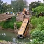 Bus Pulau Indah Jaya Terjun ke Sungai Busui Paser