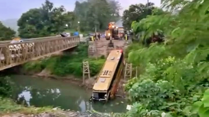 Bus Pulau Indah Jaya Terjun ke Sungai Busui Paser