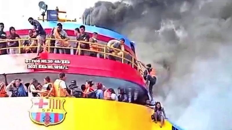Ini Kesaksian Penumpang KM Barcelona 5 yang Terbakar