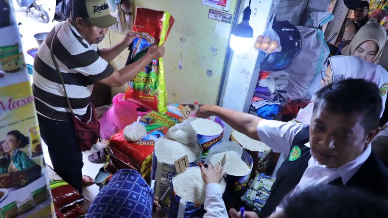 Sidak Beras Premium Oplosan di Kaltim, Ditemukan Unsur Logam