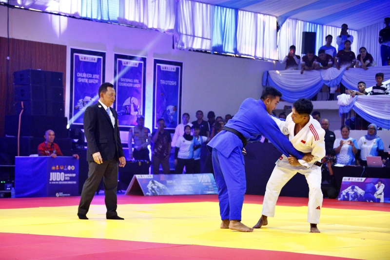 Kapolri Jadi Wasit di Kejuaraan Judo Kapolri Cup 2025
