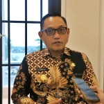 Salurkan Seragam Gratis untuk 65.004 Siswa Baru