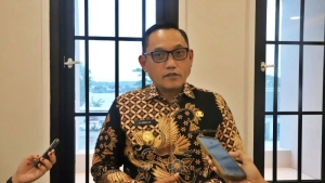 Salurkan Seragam Gratis untuk 65.004 Siswa Baru