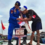 Ditpolairud Polda Kaltim Bagikan Bendera dan Periksa Kapal