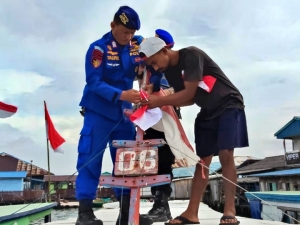 Ditpolairud Polda Kaltim Bagikan Bendera dan Periksa Kapal