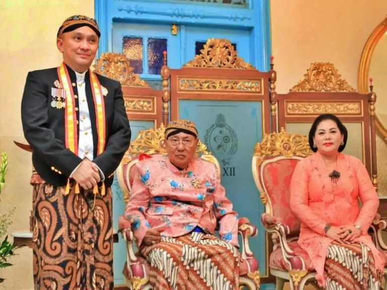 Raja Keraton Solo Paku Buwana XIII Wafat Minggu Pagi